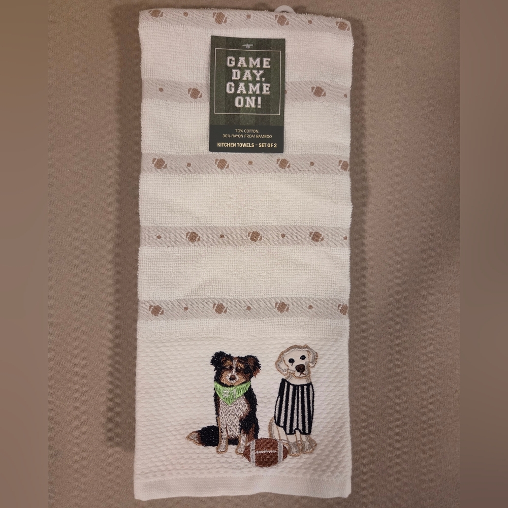 SET OF 2 SUPERBOWL TOWELS KITCHEN TOWELS FEATURING FOOTBALLS AND DOGS.L